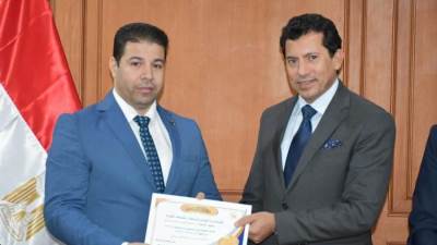 وزير الرياضة يكرم الحاصلين علي الدكتوراه وماجستير إدارة الأعمال من جامعة "إسلسكا"