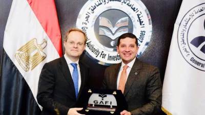 رئيس الاستثمار يبحث مع السفير البريطاني العلاقات الاستثمارية بين مصر والمملكة المتحدة