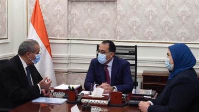 مدبولي يلتقي وزيري التموين والتضامن لبحث موقف توافر السلع وهيكلة منظومة الدعم