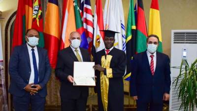 تكريم (٢٠) من المتدربين الأفارقة يمثلون ١٥ دولة من وزيرالموارد المائية والري