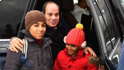 بالصور.. الرئيس السيسي يتوقف لتبادل التحية على المواطنين ويسمع طلباتهم