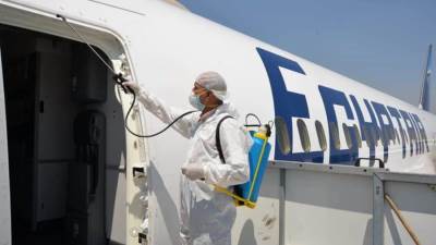 وزير الطيران: تكثيف الإجراءات الاحترازية وعمليات التعقيم بمطار القاهرة لمواجهة كورونا ومتحوراته