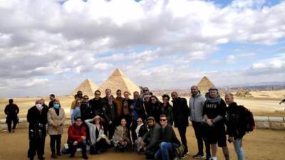 السياحة تنظم رحلة سياحية لفريق Magic on Ice لزيارة منطقة أهرامات الجيزة