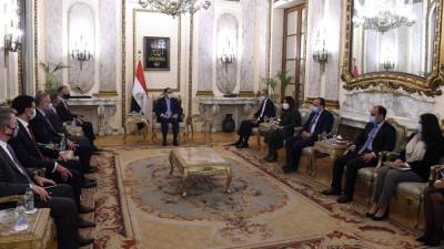 رئيس الوزراء يعقد اجتماعاً مع مسئولي شركة "هانيويل" الأمريكية