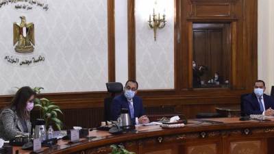 رئيس الوزراء يلتقى مجموعة من أوائل جامعة "اسلسكا" لتأهيل وإعداد القيادات الحكومية