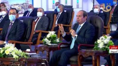 الرئيس السيسي يجري جولة تفقدية بمجمع إنتاج البنزين بشركة أسيوط للبترول