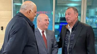 وفد رسمي من وزارة الرياضة يستقبل بعثة النادي الأهلي بمطار القاهرة