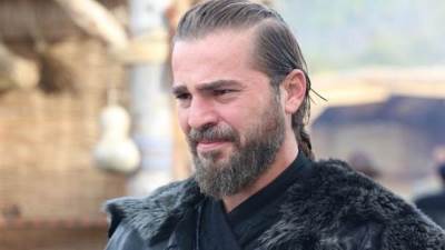 إصابة النجم التركي إنجين ألتان الشهير بـ"أرطغرل" بكورونا