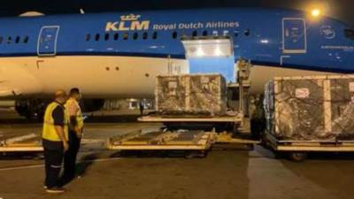 مطار القاهرة يستقبل مليون و963 ألف جرعة من لقاح كورونا فايزر وموديرنا