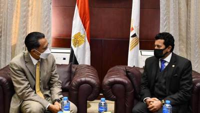 وزير الرياضة يبحث التعاون الثنائي مع سفير إندونيسيا 