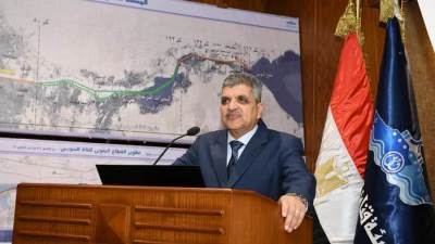 أسامة ربيع يستعرض المنجزات التنموية بقناة السويس