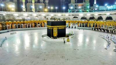 عودة التباعد الجسدي بين صفوف المصلين في الحرم المكي