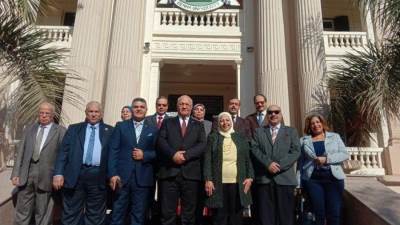 رئيس جامعة بنها يستقبل أعضاء لجنة ترقيات هيئة التدريس لقسم المناهج