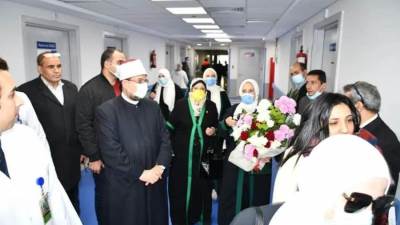 وزير الأوقاف يزور سيدة الشهامة المصرية ..ويؤكد: أنها نموذج أصيل للمرأة