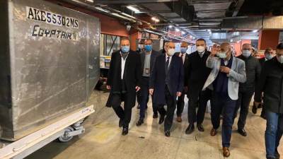 وزير الطيران يهنئ العاملين بالعام الجديد ويشيد بجهودهم فى انتظام الرحلات الجوية