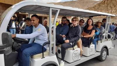 السياحة: بدء تشغيل السيارات الكهربائية الجديدة لنقل الزائرين بالبر الغربي بالأقصر