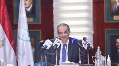 وزير الإتصالات يتفقد نماذج أسطول سيارات البريد المصرى للخدمات اللوجستية الجديد