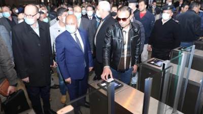 وزير النقل يشهد التشغيل التجريبي للبوابات الإلكترونية لدخول وخروج الركاب بمحطة رمسيس