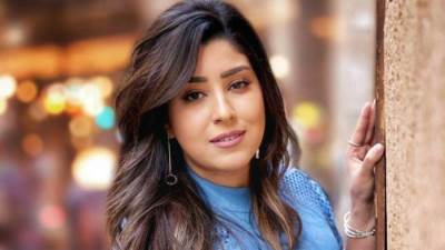 بعد تأجيل 18 عاما..أيتن عامر تطرح أولي أغانيها  "وبناقص"