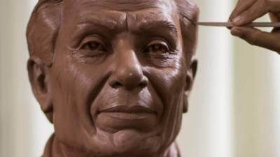  شاهد..  تمثال روماني للزعيم عادل إمام يشعل مواقع التواصل الإجتماعي