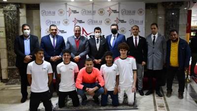 وزير الشباب والرياضة يلتقي مواهب المشروع القومي للكرة