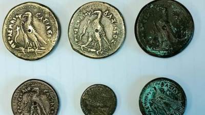 ضبط عملات تاريخية قبل نهريبها  بمطار القاهرة