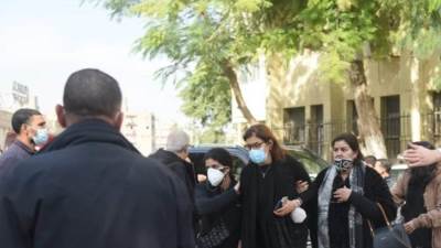 بالصور وصول جثمان الفنانة مها أبو عوف للصلاة عليها