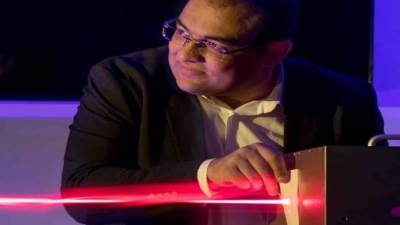 نبوغ عالم مصري في رصد حركة الجزيئات في زمن "الأتو ثانية"