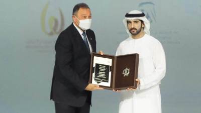 عاجل | الخطيب يتسلم جائزة محمد بن راشد للإبداع الرياضى