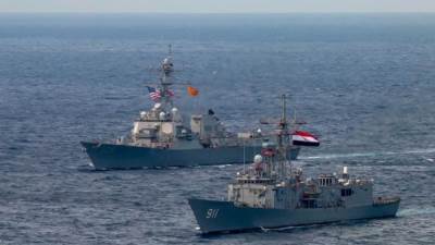 القوات البحرية المصرية والأمريكية تنفذان تدريبًا بحريًا عابرًا فى البحر الأحمر