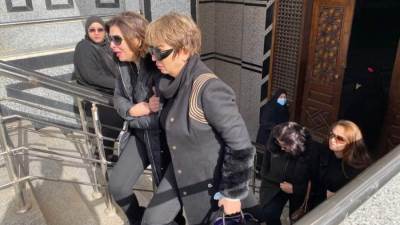 بالصور..صراخ وانهيار زوجة وائل الإبراشي أثناء تشيع جثمانه