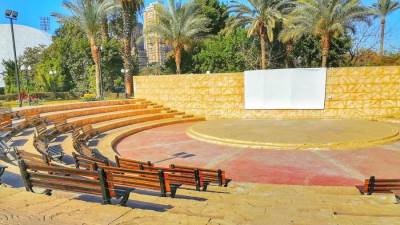 شاشة عملاقة بمركز التنمية الشبابية بالجزيرة لعرض مباراة مصر ونيجيريا