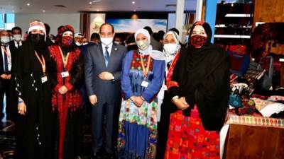 السيسي يتفقد مكاتب رواد الأعمال ومعرض أبناء سيناء بمنتدى شباب العالم