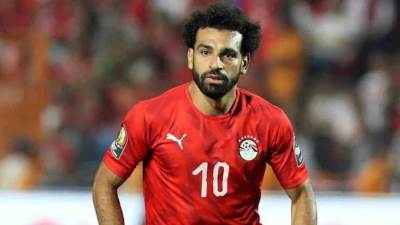 المدير الفني لمنتخب نيجيريا يلتقط سيلفي مع محمد صلاح بعد المباراة