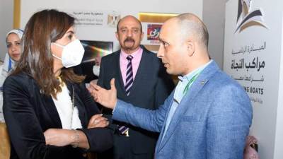 نبيلة مكرم تتفقد جناح وزارة الهجرة في منتدى شباب العالم