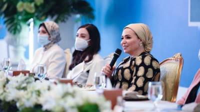 قرينة الرئيس تعبر عن سعادتها بلقاء مجموعة من الملهمات بمنتدى شباب العالم