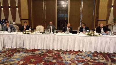 وزير السياحة يلتقي مع عدد من المستثمرين السياحيين بمنتدى شباب العالم