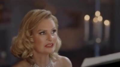 يسرا علي كرسي المذيع بـ "كلام في الحب"