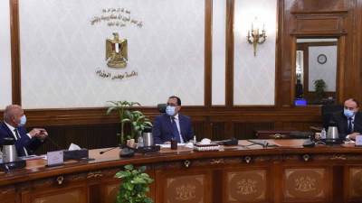 مدبولي يستعرض مع وزير النقل موقف المشروعات التي تنفذها الوزارة