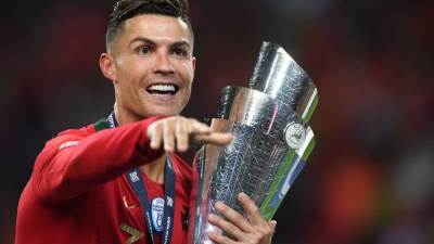 كريستيانو رونالدو يحصل على جائزة خاصة من الفيفا