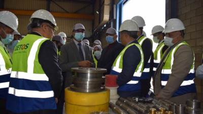 مسئولو وزارة الإسكان يتفقدون أحد مصانع المُهِمات الميكانيكية والكهربائية لمحطات مياه الشرب والصرف الصحي