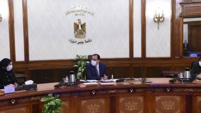 رئيس الوزراء يتابع موقف المجمعات الصناعية في مختلف المحافظات