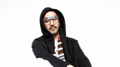 احمد حلمي ينشر صورة له برفقة ابنه