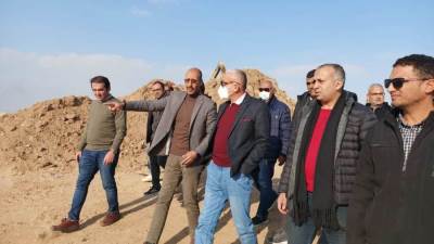 مسئولو "الإسكان" يتفقدون مشروع الغلق الآمن لمقلب السلام العمومي 