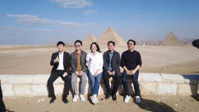 رئيس هيئة التراث الثقافي بكوريا الجنوبية في زيارة لاهرامات الجيزة