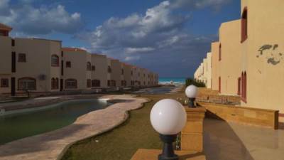 سكان قرية بيرلا مارينا بالساحل الشمالى يستغيثون بوزاة الإسكان من نقص الخدمات