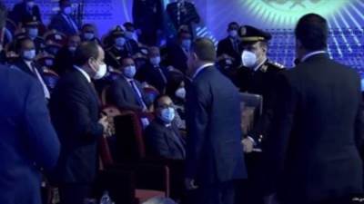 وزير الداخلية يهدي السيسي درع الاحتفال بعيد الشرطة