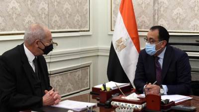 مدبولي يلتقى رئيس الهيئة للمنطقة الاقتصادية لقناة السويس لمتابعة ملفات عمل الهيئة