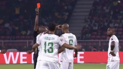 10 لاعبين وبدون حارس مرمى.. هذا حال جزر القمر ضد الكاميرون اليوم