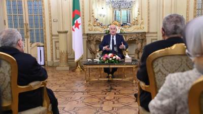 الرئيس الجزائري يلتقي الجالية الجزائرية في القاهرة